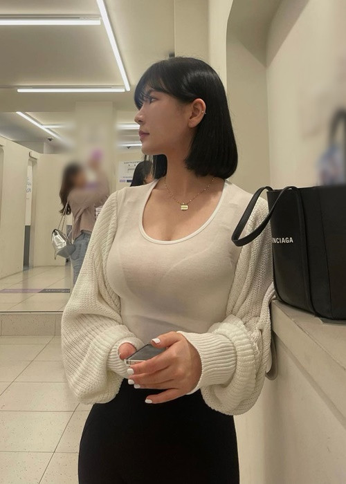  Hot girl Ji Yoon sở hữu vòng một "khủng". Vì vậy, dù diện trang phục kín cổng cao tường, cô nàng vẫn dễ dàng khoe lợi thế hình thể này khi lựa chọn chất liệu áo mỏng tang.