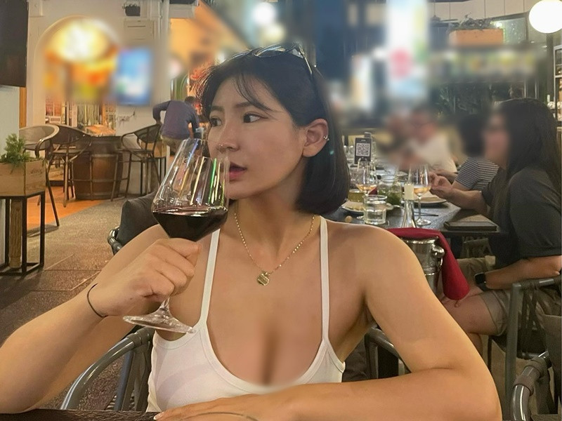 Tại quê nhà, Ji Yoon theo đuổi công việc người mẫu tự do.