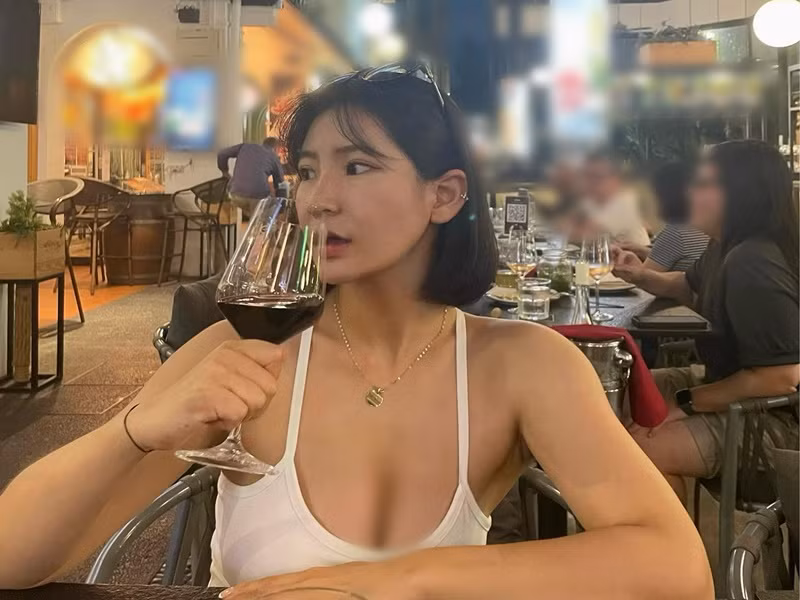 Tại quê nhà, Ji Yoon theo đuổi công việc người mẫu tự do.