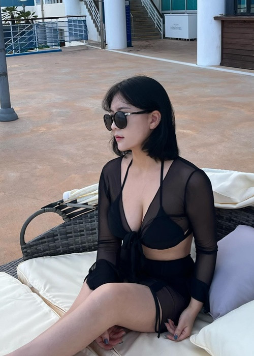 Cô nàng nhận quảng cáo cho các thương hiệu chăm sóc sắc đẹp, sức khỏe.