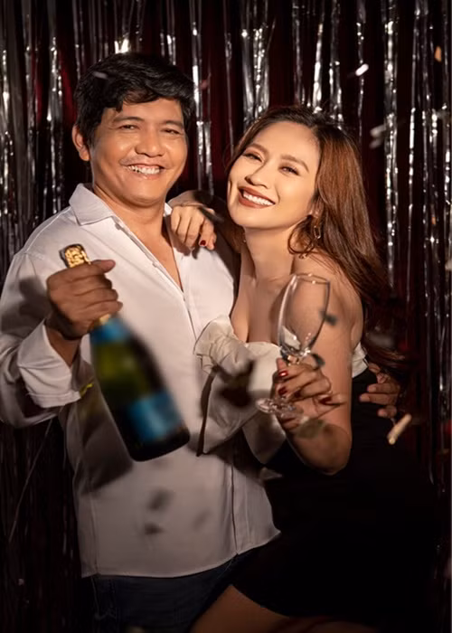 "Nhưng từ nay, dù có chuyện gì lớn mấy đi nữa, hai đứa cũng không còn nghĩ đến chuyện ly dị nhau", cô viết.