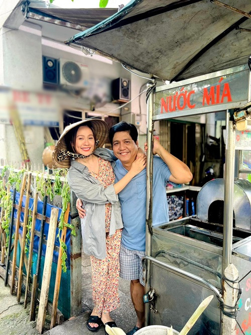 "Chúng tôi đang sống cho mình và gia đình, không phải đang diễn cho mọi người xem nên giả sử có áp lực cũng không bao giờ đến từ phía công chúng", nữ diễn viên chia sẻ trên Vietnamnet.