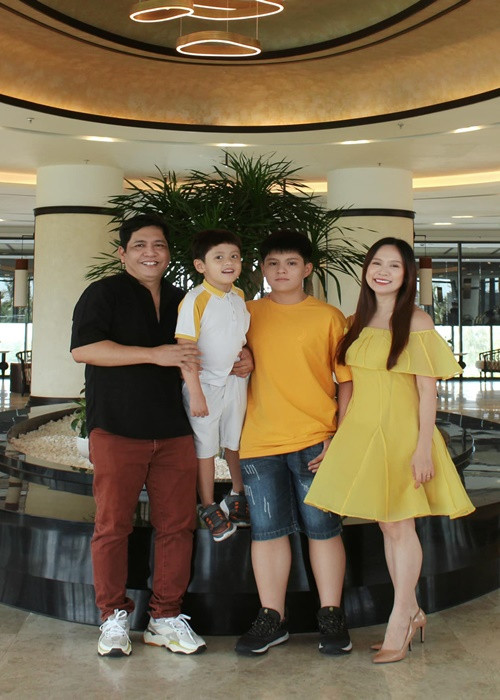 Vợ chồng Thanh Thúy còn chia sẻ về hôn nhân. Trên trang cá nhân, Đức Thịnh tâm sự: "Những lời ngọt ngào giờ ít hơn lời càm ràm, cộc cằn. Ánh mắt nhìn nhau giờ cũng bớt lấp lánh, lung linh. Thay vào đó là những “cú mím môi giận rung người”. Cuộc sống thế gian lắm lúc bào mòn, làm cạn kiệt mọi thứ. Kể cả tình yêu!... Ta hãy xem những lời càm ràm, cộc cằn là lời ca tiếng hát. Xem mím môi như búp nụ hồng. Vì cả anh và em đều chắc rằng nếu không có những thứ “rất được” khác của nhau thì đâu có được một gia đình hạnh phúc như ta đang có".