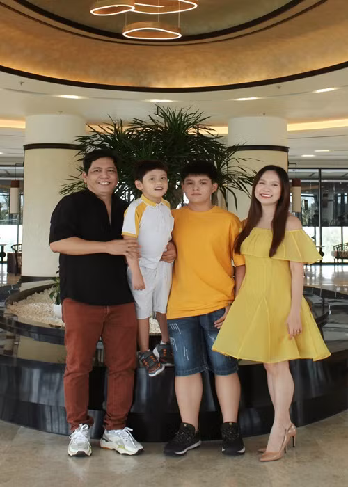 Vợ chồng Thanh Thúy còn chia sẻ về hôn nhân. Trên trang cá nhân, Đức Thịnh tâm sự: "Những lời ngọt ngào giờ ít hơn lời càm ràm, cộc cằn. Ánh mắt nhìn nhau giờ cũng bớt lấp lánh, lung linh. Thay vào đó là những “cú mím môi giận rung người”. Cuộc sống thế gian lắm lúc bào mòn, làm cạn kiệt mọi thứ. Kể cả tình yêu!... Ta hãy xem những lời càm ràm, cộc cằn là lời ca tiếng hát. Xem mím môi như búp nụ hồng. Vì cả anh và em đều chắc rằng nếu không có những thứ “rất được” khác của nhau thì đâu có được một gia đình hạnh phúc như ta đang có".