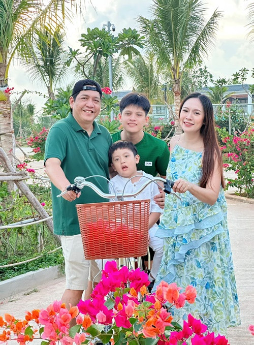 Cặp đôi đi nghỉ dưỡng cùng hai con trai nhân dịp ngày cưới.