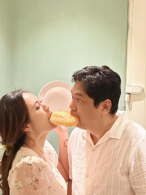 Nam đạo diễn mong gia đình mãi bình an yêu thương nhau trọn vẹn dù có trải qua bất cứ điều gì ở cuộc sống này.