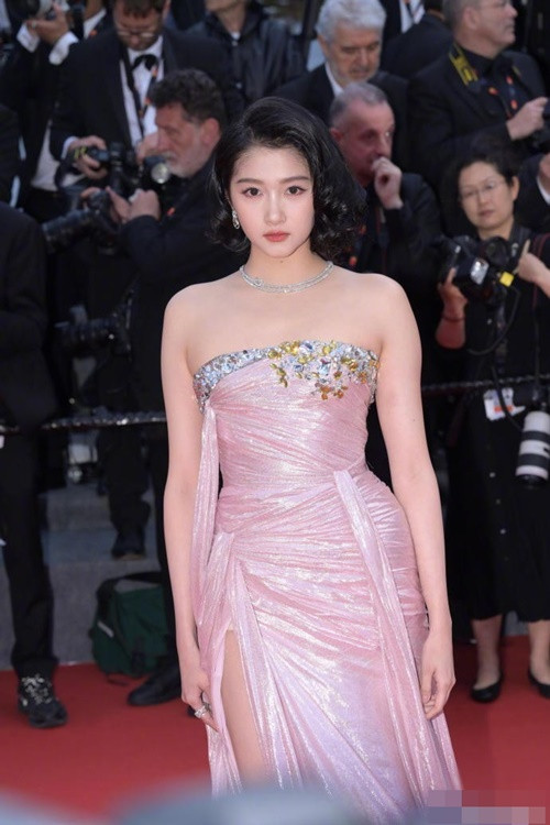 Quan Hiểu Đồng dự thảm đỏ Cannes ngày đầu tiên. Ảnh: Weibo.