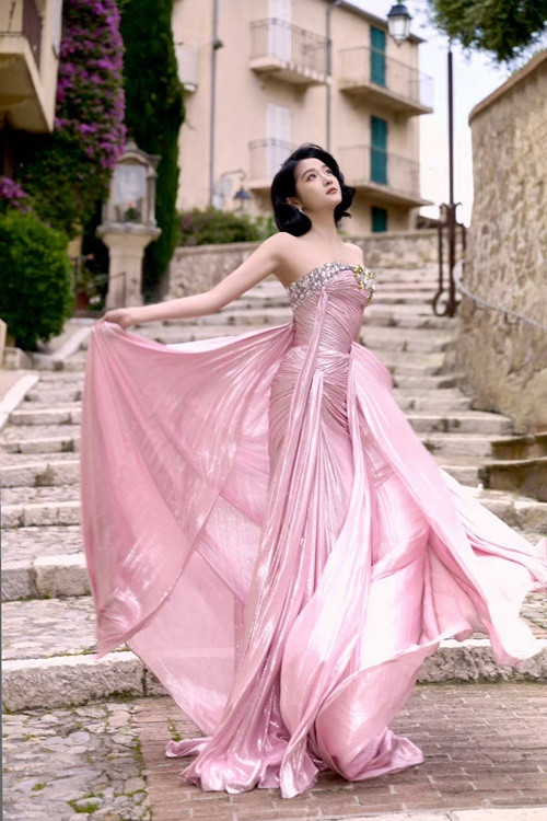 Bạn gái Lộc Hàm được fan hết lời khen ngợi tạo hình tại Cannes năm nay. Ảnh: Weibo.