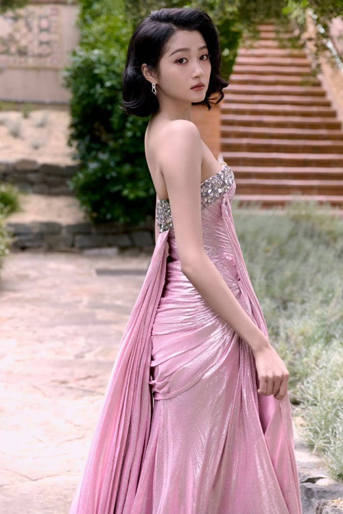 Phía công ty quản lý của Quan Hiểu Đồng tung loạt ảnh trước khi đi thảm đỏ của nữ diễn viên. Ảnh: Weibo.