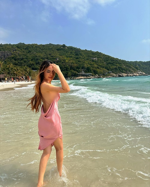 Quả thực, cô nàng sở hữu thân hình nuột nà, hút mắt mà nhiều cô gái phải ghen tỵ.