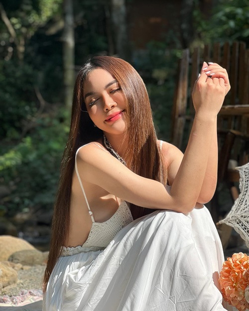 Hot girl người Thái Lan vẫn chuộng phong cách hở bạo dù bị chê nhiều hơn khen.