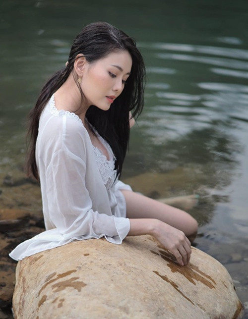 Trước đó không lâu, hình ảnh hot girl gợi cảm khoe vẻ đẹp ướt át giữa suối cũng gây chú ý.