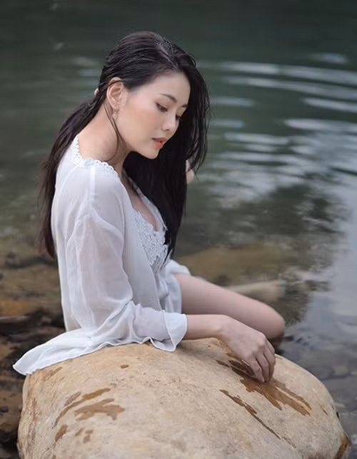 Trước đó không lâu, hình ảnh hot girl gợi cảm khoe vẻ đẹp ướt át giữa suối cũng gây chú ý.