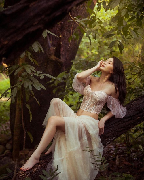 Vào chốn rừng sâu, hot girl người Thái Lan Thitapha Kultanon mặc xuyên thấu khoe dáng.