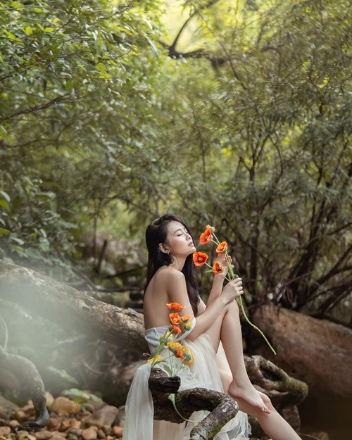 Cô nàng còn kéo áo trễ hẳn xuống để khoe vòng một.