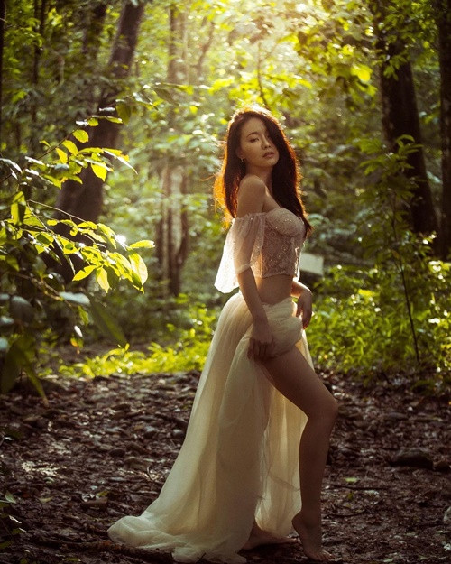 Thitapha tạo dáng quyến rũ giữa thiên nhiên.