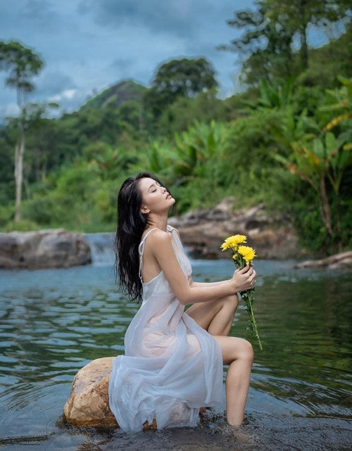 Váy mỏng manh khi dính nước giúp hot girl khoe trọn vẹn đường cong nóng bỏng.