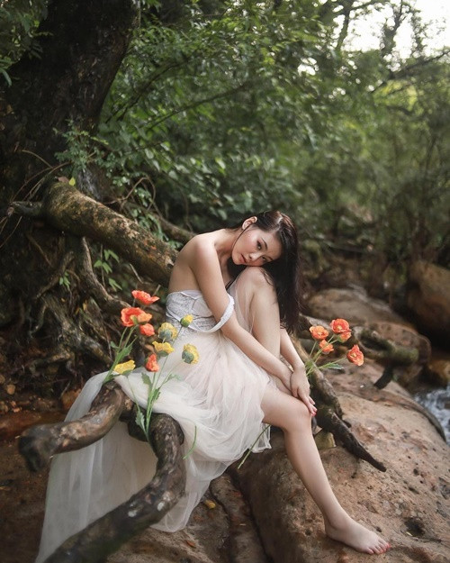 Thitapha tạo dáng gần một con suối.