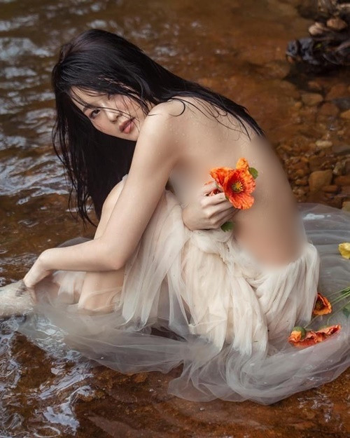 Cô nàng tắm suối trong trang phục xuyên thấu.