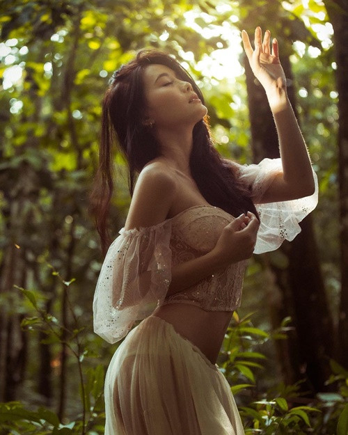 Hot girl người Thái Lan khiến người hâm mộ "chao đảo" bởi vẻ đẹp mơ màng của mình trong bộ ảnh.