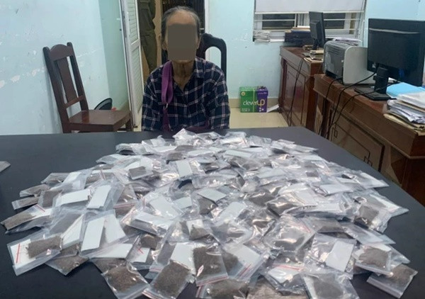 Choáng với số ma túy dạng “cỏ Mỹ” trong người cụ bà 69 tuổi Choang voi so ma tuy dang “co My” trong nguoi cu ba 69 tuoi