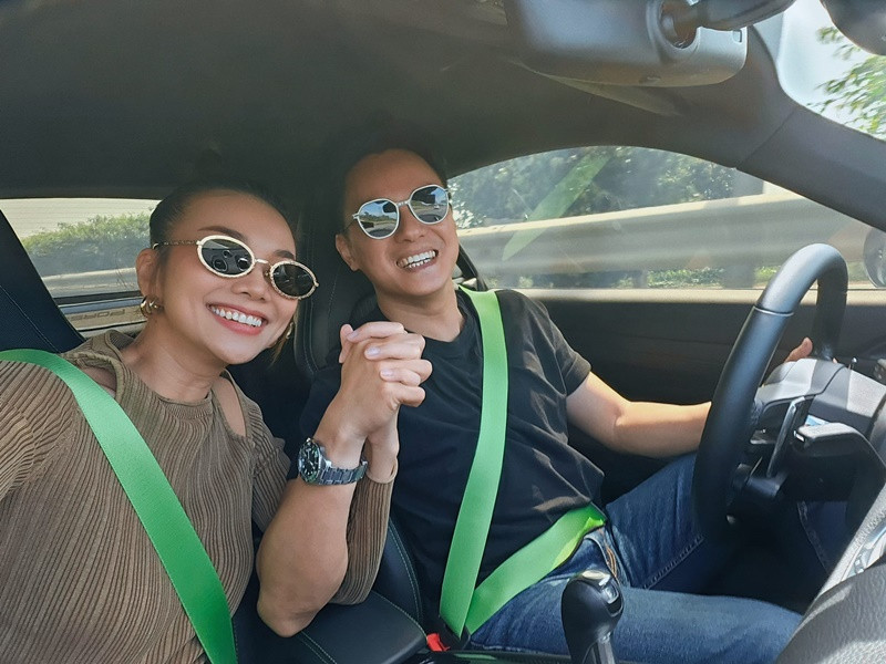 Khi được hỏi liệu nhạc trưởng Trần Nhật Minh có ủng hộ vợ mặc táo bạo hay không, Thanh Hằng cho biết: “Tôi chưa có hỏi, thôi vợ mặc đẹp rồi phải chịu thôi chứ giờ ra sao”.