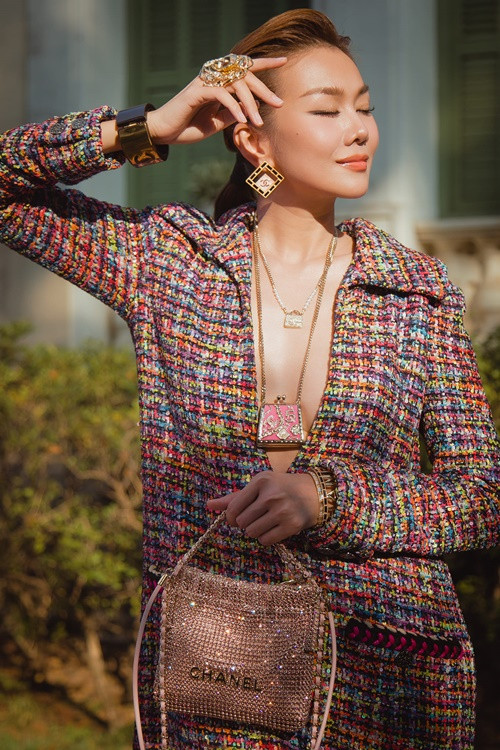 Nữ người mẫu chọn phong cách không quá kín nhưng cũng không quá hở để khoe vóc dáng gợi cảm.