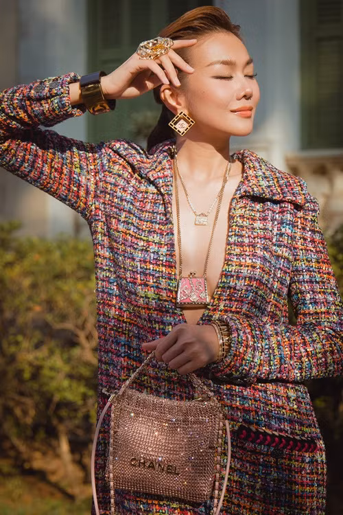 Nữ người mẫu chọn phong cách không quá kín nhưng cũng không quá hở để khoe vóc dáng gợi cảm.