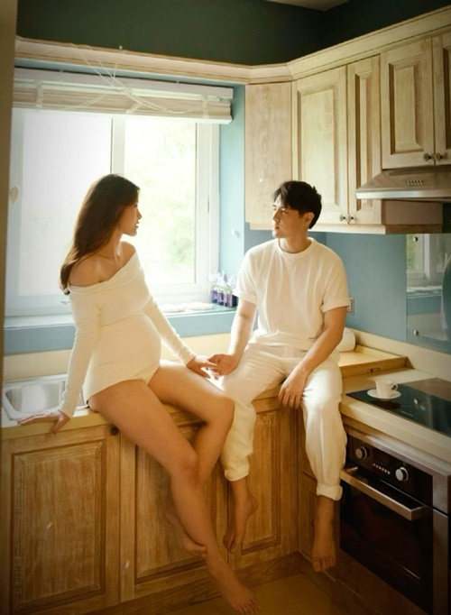 Đông Nhi đang mang thai lần 2 sau khi có con gái đầu lòng.