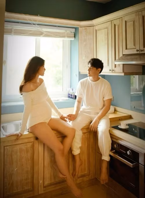 Đông Nhi đang mang thai lần 2 sau khi có con gái đầu lòng.