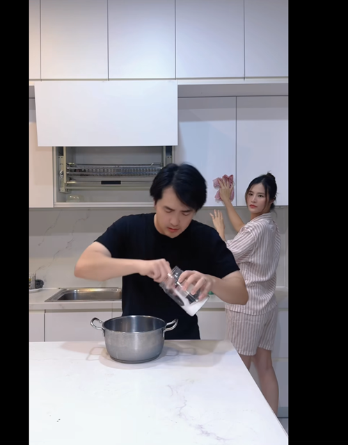 Gần đây, Đông Nhi - Ông Cao Thắng chăm đóng tiểu phẩm hài. Trong một clip, Ông Cao Thắng vào vai người chồng tưởng vợ mang bầu, có khẩu vị khác lạ bởi vậy đã thêm gia vị vào nồi nước và nếm.