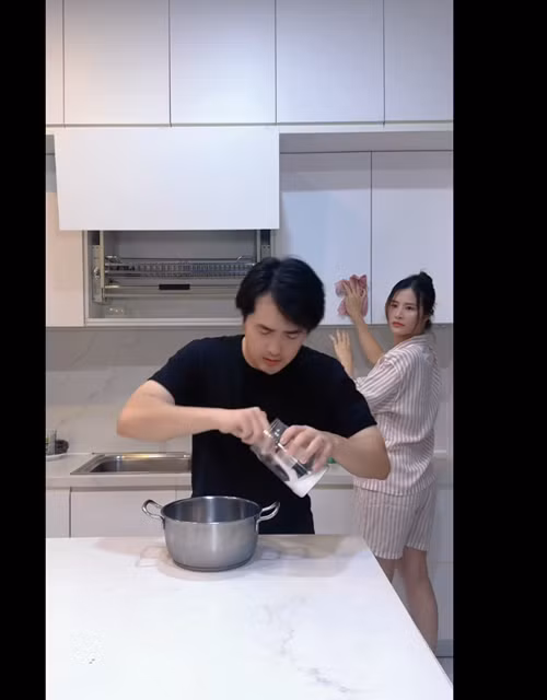 Gần đây, Đông Nhi - Ông Cao Thắng chăm đóng tiểu phẩm hài. Trong một clip, Ông Cao Thắng vào vai người chồng tưởng vợ mang bầu, có khẩu vị khác lạ bởi vậy đã thêm gia vị vào nồi nước và nếm.