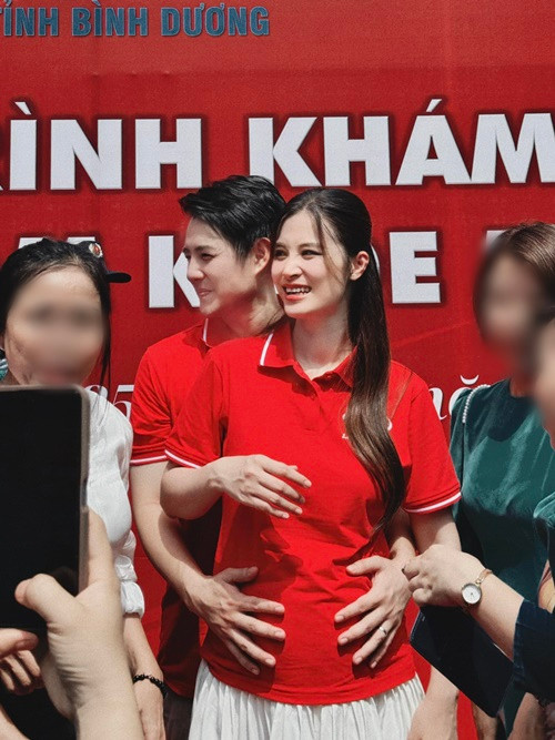 Ông Cao Thắng viết: "Sáng giờ vừa đi làm vừa trông chừng “quả bóng” 5 tháng tuổi này!" khi đăng tải hình ảnh ôm bụng bầu của Đông Nhi.