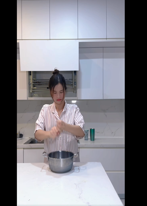 Tuy nhiên, nồi nước này đựng nước lau rửa bếp của Đông Nhi.