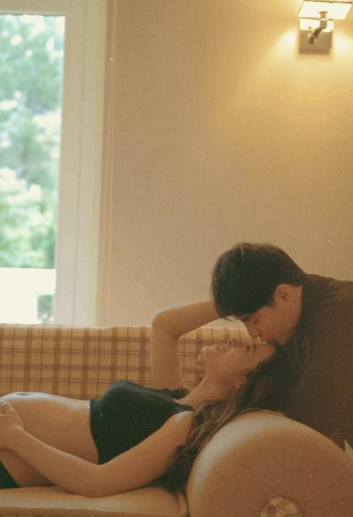 Đông Nhi tung một số khoảnh khắc ôm bụng bầu, tình tứ bên chồng.