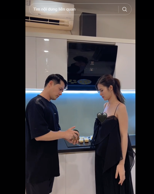 Ông Cao Thắng còn đóng tiểu phẩm chỉ mở được hộp đựng đường sau khi dùng tay lau mặt của Đông Nhi.