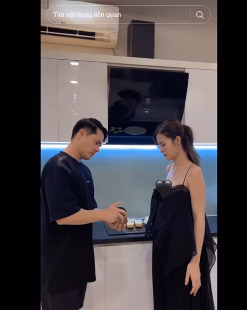 Ông Cao Thắng còn đóng tiểu phẩm chỉ mở được hộp đựng đường sau khi dùng tay lau mặt của Đông Nhi.