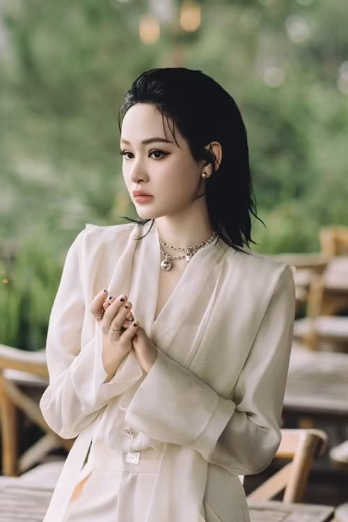 Cuối năm 2023, hàng loạt dòng status về việc có "clip 10 phút 33 giây" của Hiền Hồ khiến nữ ca sĩ vướng nghi vấn lộ clip nhạy cảm. Thực tế, clip 10 phút 33 giây chỉ là đoạn phim ngắn trong MV Gặp nhưng không ở lại của Hiền Hồ.