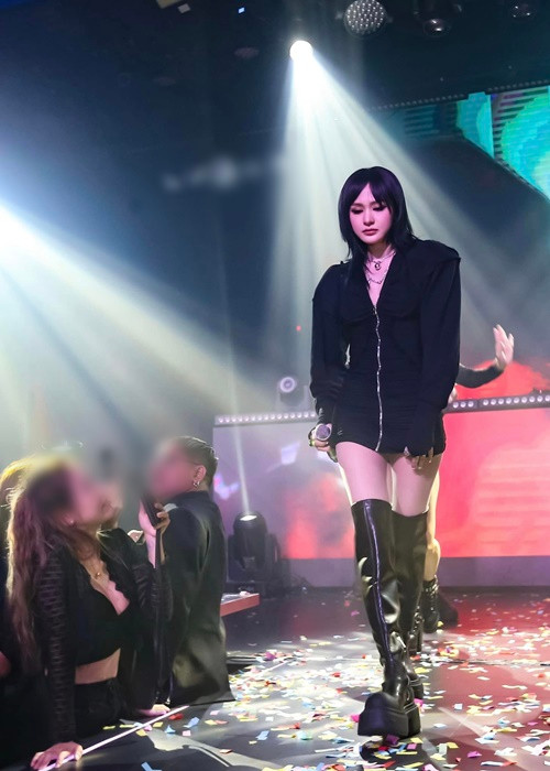 Trong một livestream, khi một cư dân mạng mỉa mai Hiền Hồ chỉ hát tại quán bar, nữ ca sĩ đáp trả: "Anh này phân biệt đối xử quá, đi hát ở bar, club là ngon lắm rồi anh trai ơi. Diễn ở bar, club cũng nhiều tiền lắm đó anh trai. Khán giả ở đâu cũng là khán giả mà anh trai nói gì ngộ vậy, anh có show diễn ở bar, club không? Khách ở club người ta bỏ tiền để vào nghe mình hát...".