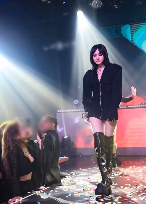 Trong một livestream, khi một cư dân mạng mỉa mai Hiền Hồ chỉ hát tại quán bar, nữ ca sĩ đáp trả: "Anh này phân biệt đối xử quá, đi hát ở bar, club là ngon lắm rồi anh trai ơi. Diễn ở bar, club cũng nhiều tiền lắm đó anh trai. Khán giả ở đâu cũng là khán giả mà anh trai nói gì ngộ vậy, anh có show diễn ở bar, club không? Khách ở club người ta bỏ tiền để vào nghe mình hát...".