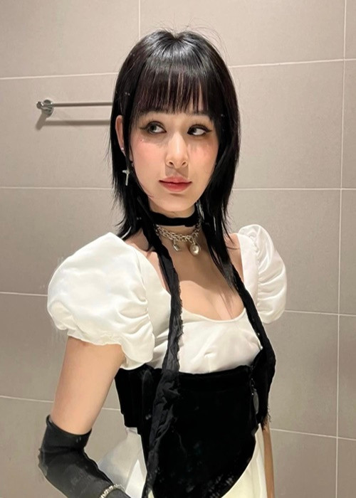 Phía Hiền Hồ chia sẻ về ồn ào "clip 10 phút 33 giây": “Mọi người tự dựng lên rồi mang tiếng tôi. Không có clip nào đâu, đừng tìm nữa. Tôi không ra vẻ hồn nhiên. Mọi người không thích tôi nên cứ nghĩ tôi tỏ vẻ ngây thơ nhưng xưa rồi tôi vẫn vậy mà”.