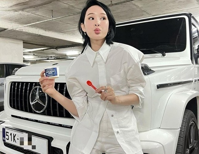 Tháng 8/2023, Hiền Hồ chia sẻ bài viết rao bán chiếc Mercedes G63. Giọng ca sinh năm 1997 tậu chiếc xe này năm 2021. Việc Hiền Hồ rao bán xe G63 khiến nhiều người đặt nghi vấn nữ ca sĩ gặp khó khăn tài chính sau lùm xùm đời tư.