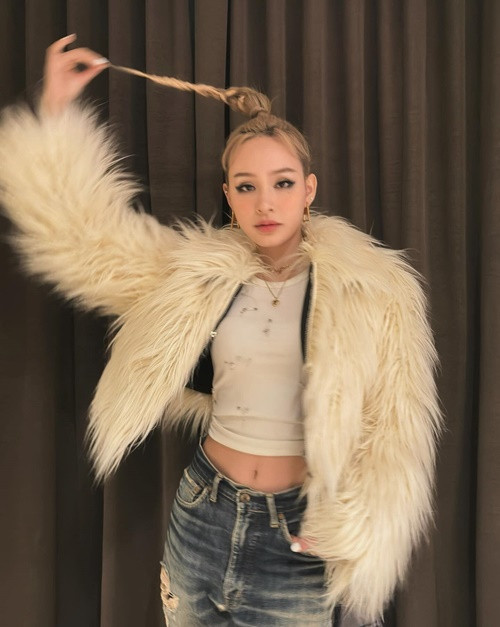 Năm 2022, Hiền Hồ bị rò rỉ loạt ảnh thân thiết với doanh nhân Hồ Nhân - người đã có gia đình. Nữ ca sĩ nhận sai, mong khán giả bao dung.