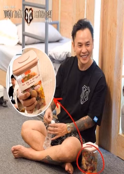 Mới đây, sau khi tham gia chương trình Anh trai vượt ngàn chông gai, Binz khoe được người yêu chuẩn bị sẵn một hộp kẹo dẻo kèm lời nhắn "Anh đừng ăn hết ngay nhé”. Ảnh: Thương Hiệu Và Pháp Luật.