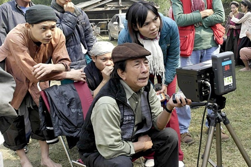 Năm 1988, khi video du nhập vào Việt Nam, đạo diễn Hữu Phần gặp đạo diễn Phi Tiến Sơn. Khi công ty Vinadeo ra đời, cả hai bàn bạc với những người quản lý công ty này làm phim video. Bộ phim video đầu tiên của Việt Nam được xây dựng từ kịch bản phim mà đạo diễn Hữu Phần chuyển thể từ kịch bản sân khấu Ông không phải là bố tôi của Lưu Quang Vũ. Ảnh: Znews.