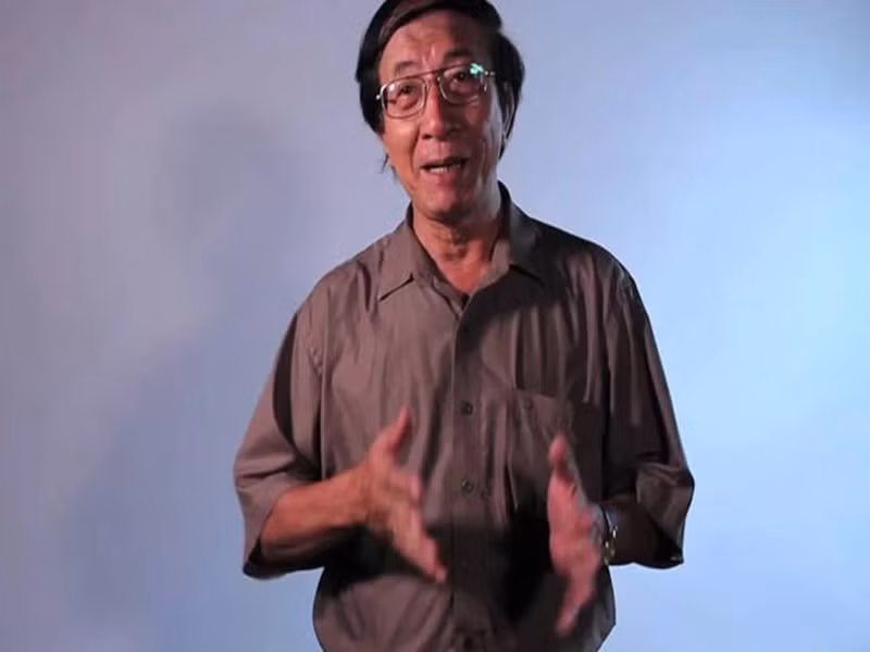 Theo VOV, năm 1994, NSND Nguyễn Hữu Phần được đạo diễn Khải Hưng mời về Hãng phim truyện Đài Truyền hình Việt Nam, bắt đầu với Lẽ nào anh lại quên - bộ phim đầu tiên của chương trình Văn nghệ Chủ nhật. Ảnh: Dân Việt.