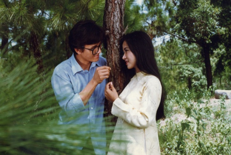 Em còn nhớ hay em đã quên do NSND Nguyễn Hữu Phần viết kịch bản và làm đạo diễn, có cố diễn viên Lê Công Tuấn Anh đóng chính. Phim đoạt các giải thưởng về Biên kịch, Đạo diễn, giải Phim, giải Diễn viên và giải Âm nhạc trong LHP Quốc gia lần thứ XI. Ảnh: Tổ Quốc.