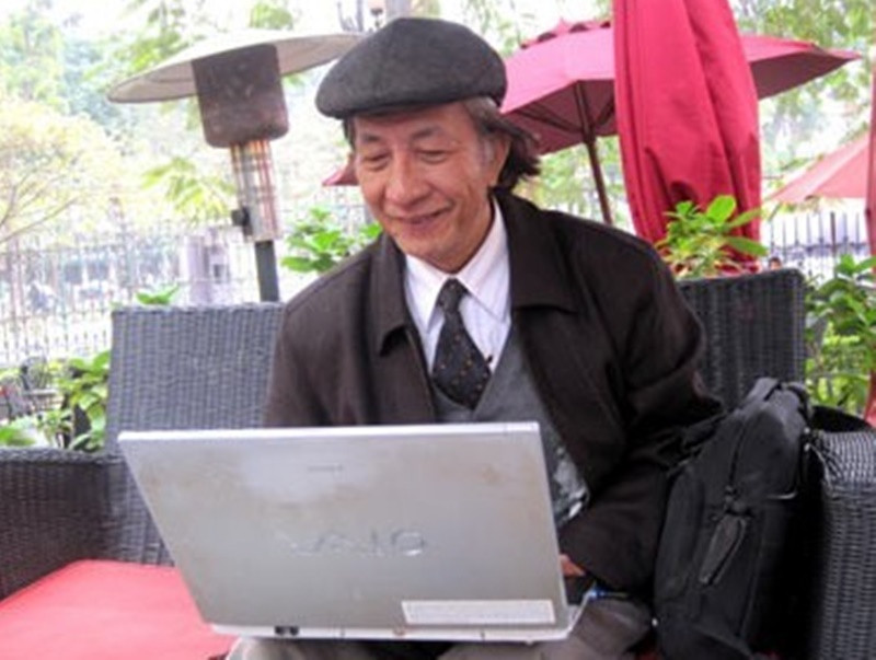 Sau đó, đạo diễn Hữu Phần trở thành sinh viên khoa Ngữ văn trường Đại học Sư phạm I rồi trở thành giáo viên dạy văn. Vì vẫn mê phim ảnh, ông quyết định quay trở về Xưởng phim truyện Việt Nam xin làm lao động phổ thông. Do có bằng đại học, ông được làm thư ký cho các đạo diễn. Năm 1979, khi trường Đại học Sân khấu Điện ảnh thành lập, ông trở thành sinh viên khóa I. Ảnh: Znews.