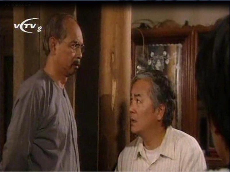 Năm 2000, NSND Nguyễn Hữu Phần nhận lời các nhà biên kịch Phạm Ngọc Tiến, Khuất Quang Thụy và đạo diễn Phạm Thanh Phong rủ làm phim Đất và người, kịch bản được chuyển thể từ tiểu thuyết Mảnh đất lắm người nhiều ma của nhà văn Nguyễn Khắc Trường. Đất và người lên sóng năm 2002, trở thành bộ phim truyền hình dài tập được nhiều khán giả yêu thích. Ảnh: Vietnamnet.