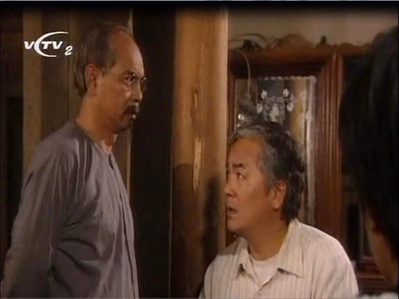 Năm 2000, NSND Nguyễn Hữu Phần nhận lời các nhà biên kịch Phạm Ngọc Tiến, Khuất Quang Thụy và đạo diễn Phạm Thanh Phong rủ làm phim Đất và người, kịch bản được chuyển thể từ tiểu thuyết Mảnh đất lắm người nhiều ma của nhà văn Nguyễn Khắc Trường. Đất và người lên sóng năm 2002, trở thành bộ phim truyền hình dài tập được nhiều khán giả yêu thích. Ảnh: Vietnamnet.